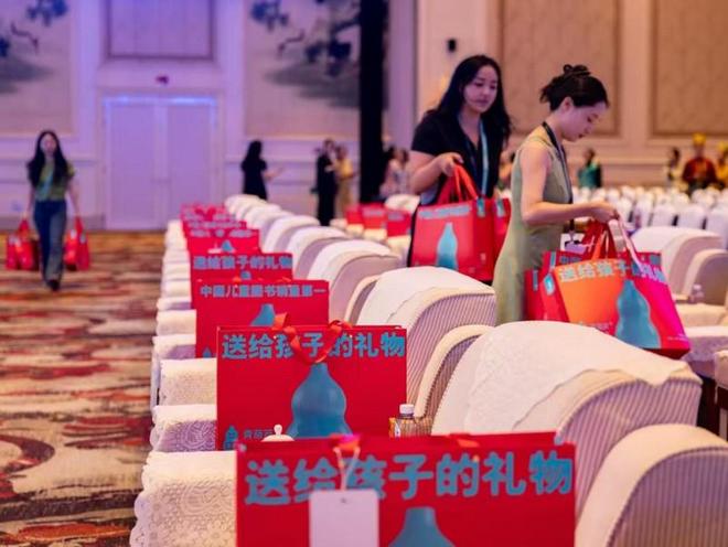 然是能打开的丝绸之路和六语种点读笔！新葡京博彩在国际电影节收到的礼物竟(图2)