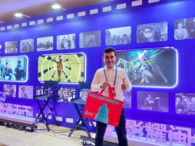 然是能打开的丝绸之路和六语种点读笔！新葡京博彩在国际电影节收到的礼物竟(图4)