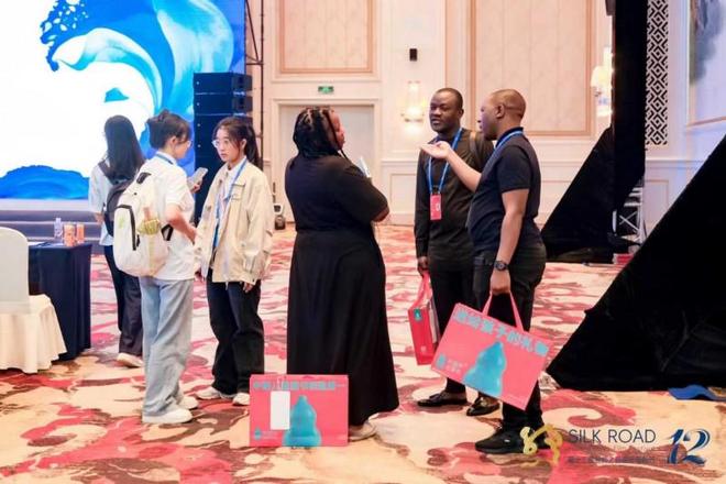 然是能打开的丝绸之路和六语种点读笔！新葡京博彩在国际电影节收到的礼物竟(图5)